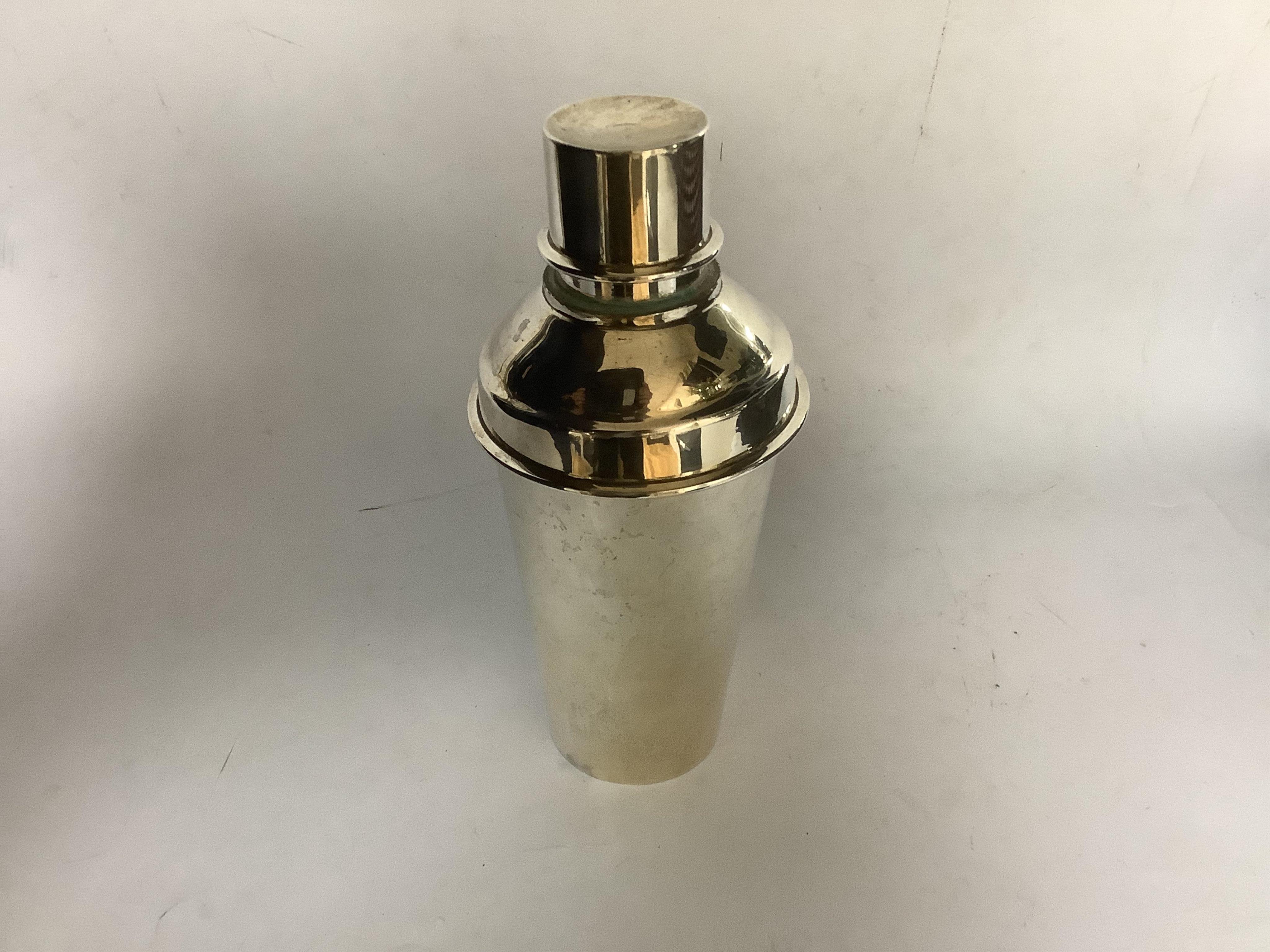 A white metal cocktail shaker, stamped ‘silver 925’ to the base, height 21cm, 17oz.
